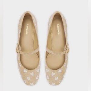 NWT, Larroudé Blair Floral Embroidered Linen Mary Janes.